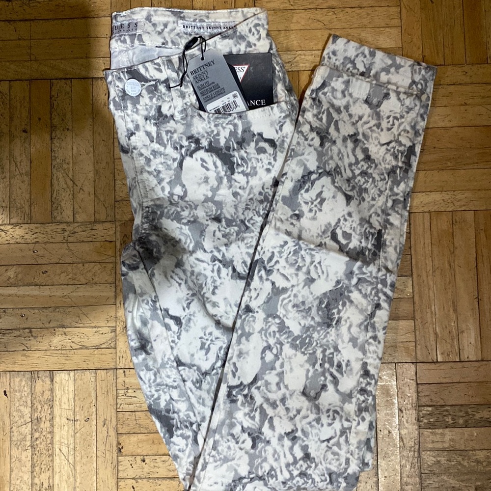Ankle skinny Guess jeans in a size 24. Grey white floral print jeans.